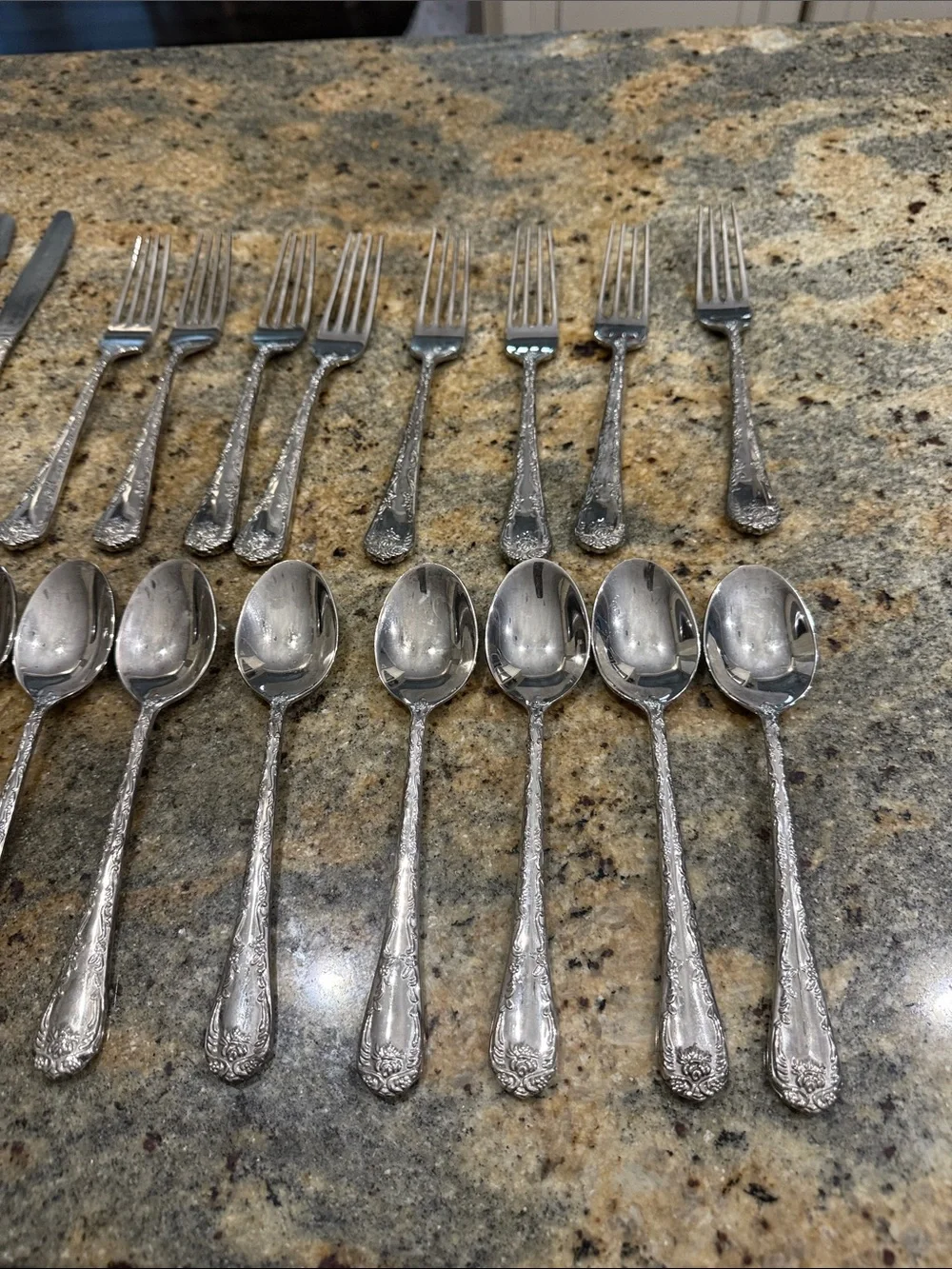 Wm Rogers & Son Silverplate Flatware‎ Set 32 Piece Floral Scroll Pattern